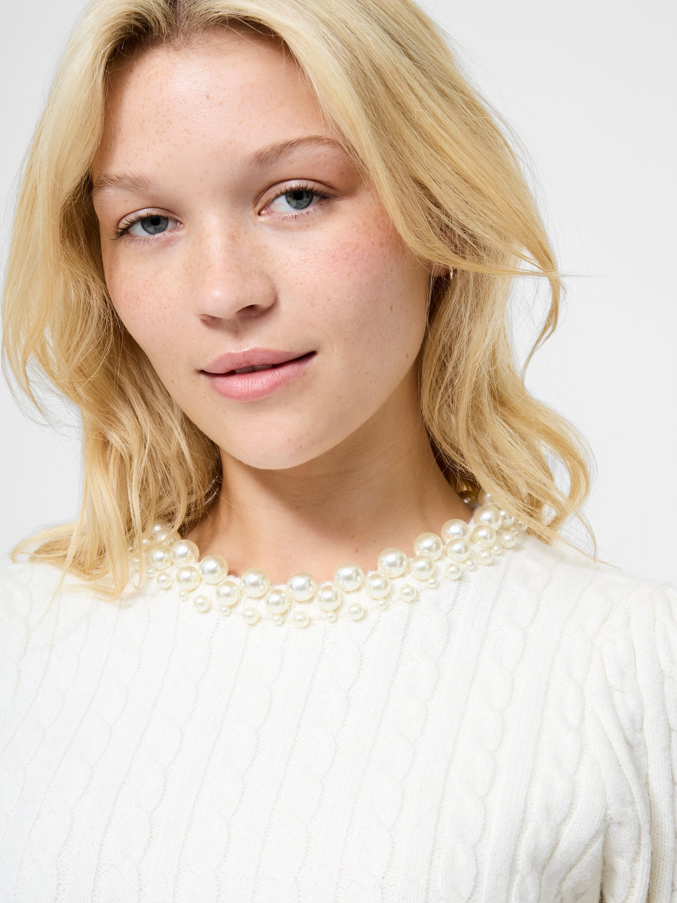 Embellished Neck Short Sleeve Sweater Daywear Fit AntiStatic Coating