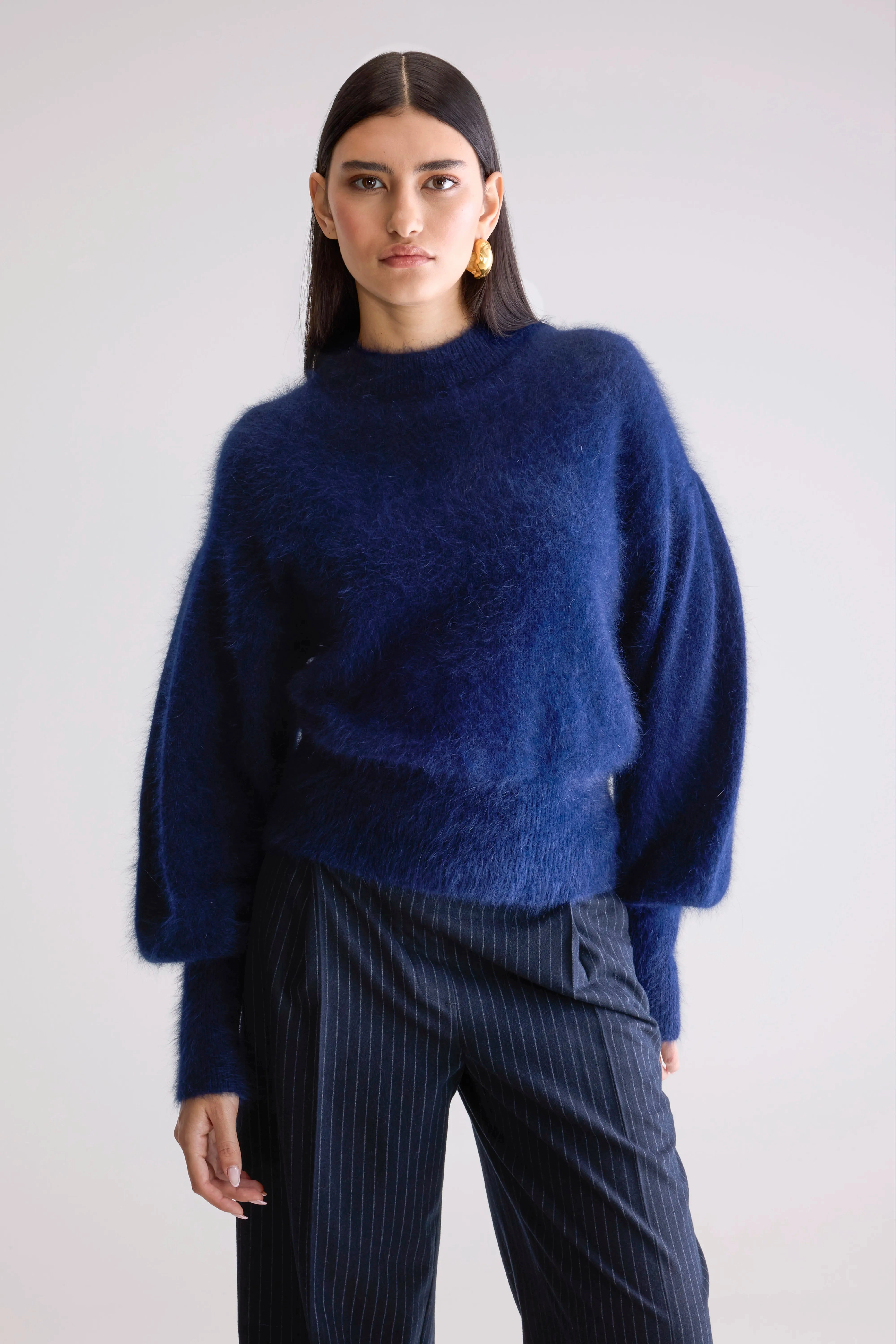 Dateka Fluffy Sweater (252 / W / NAVY) Transitional Style