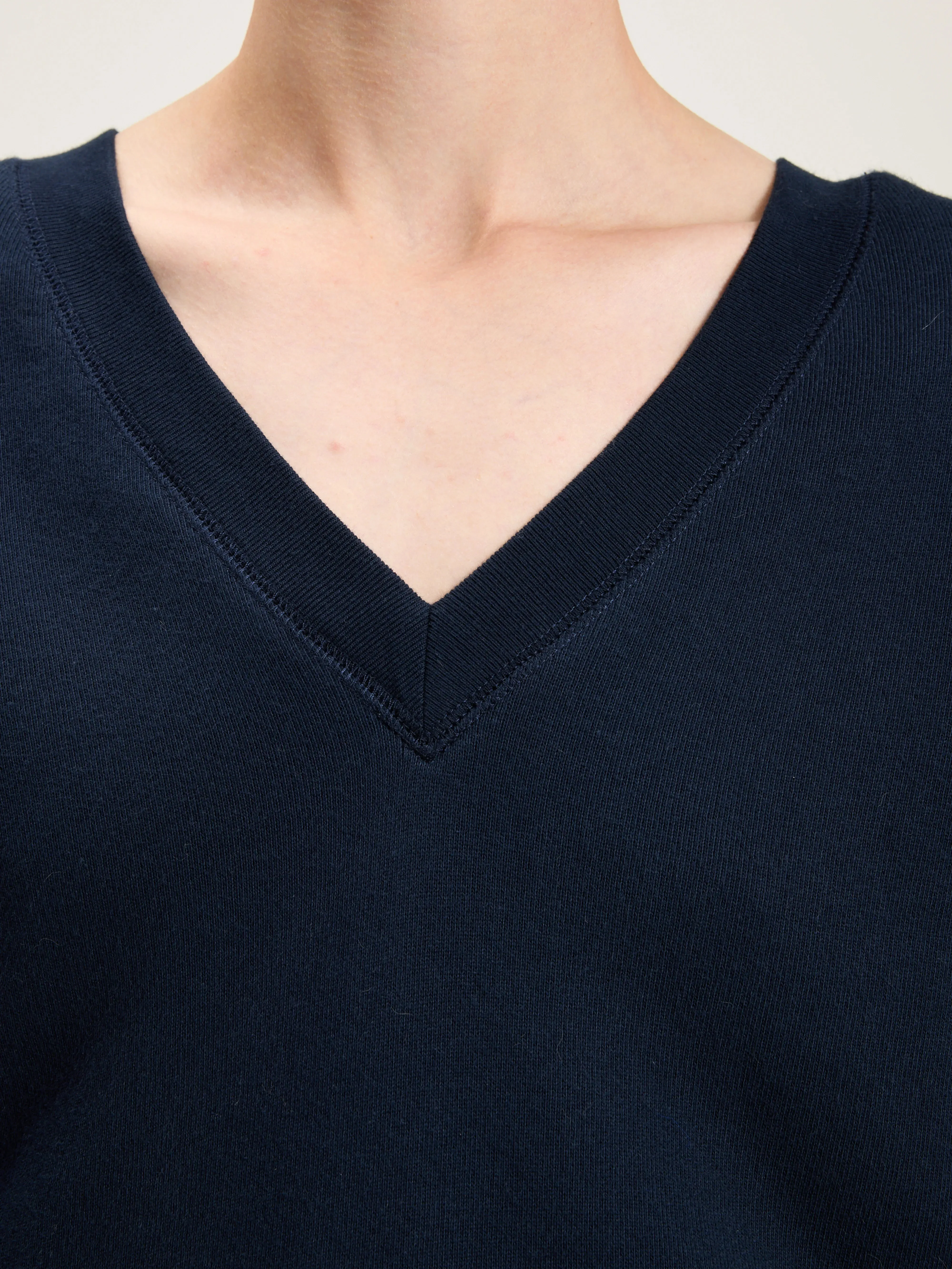 Fellow v-neck sweatshirt (242 / W / NAVY) Raglan sleeves Versatile Look