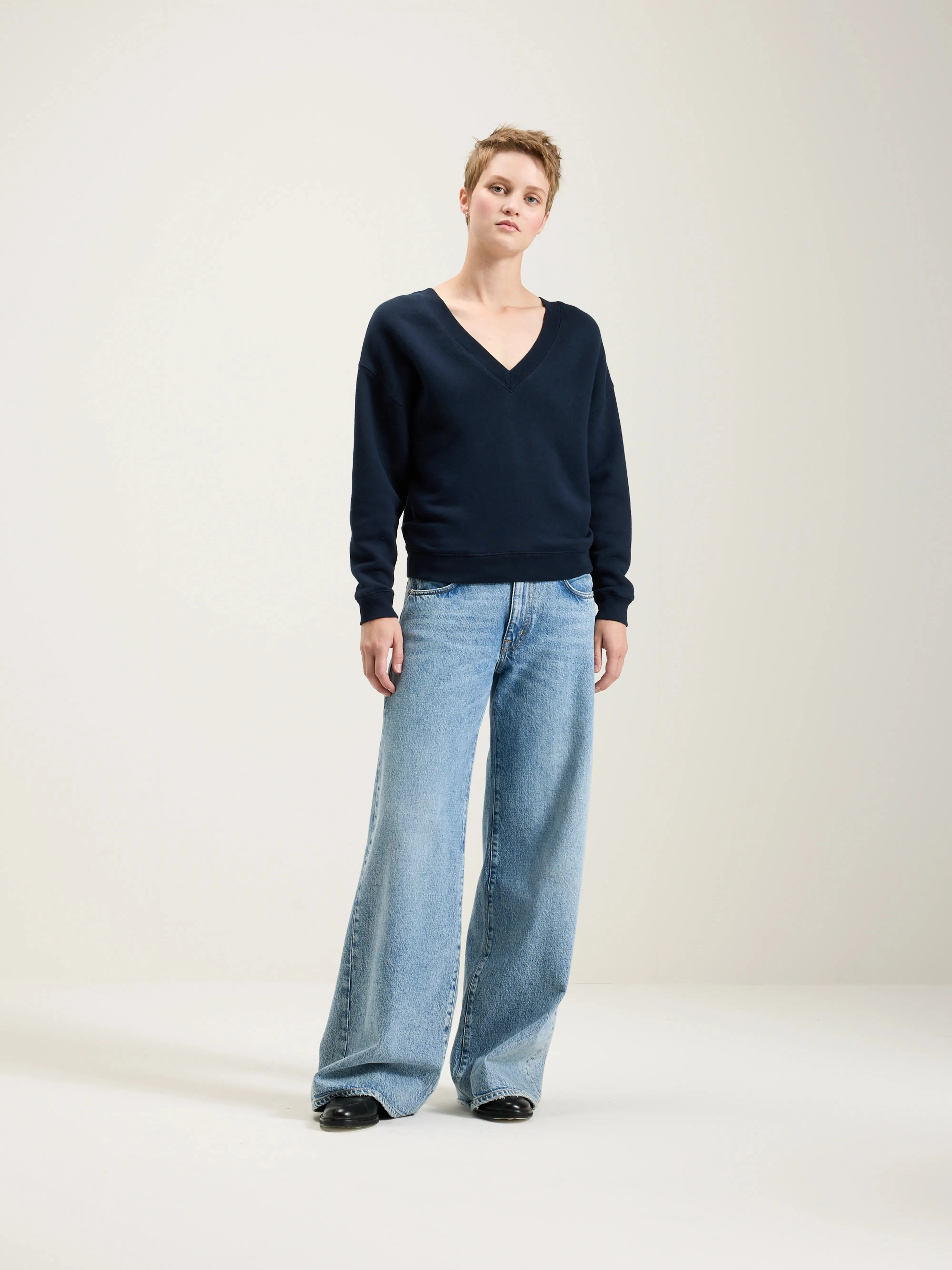 Fellow v-neck sweatshirt (242 / W / NAVY) Chiffon details Weekend Style