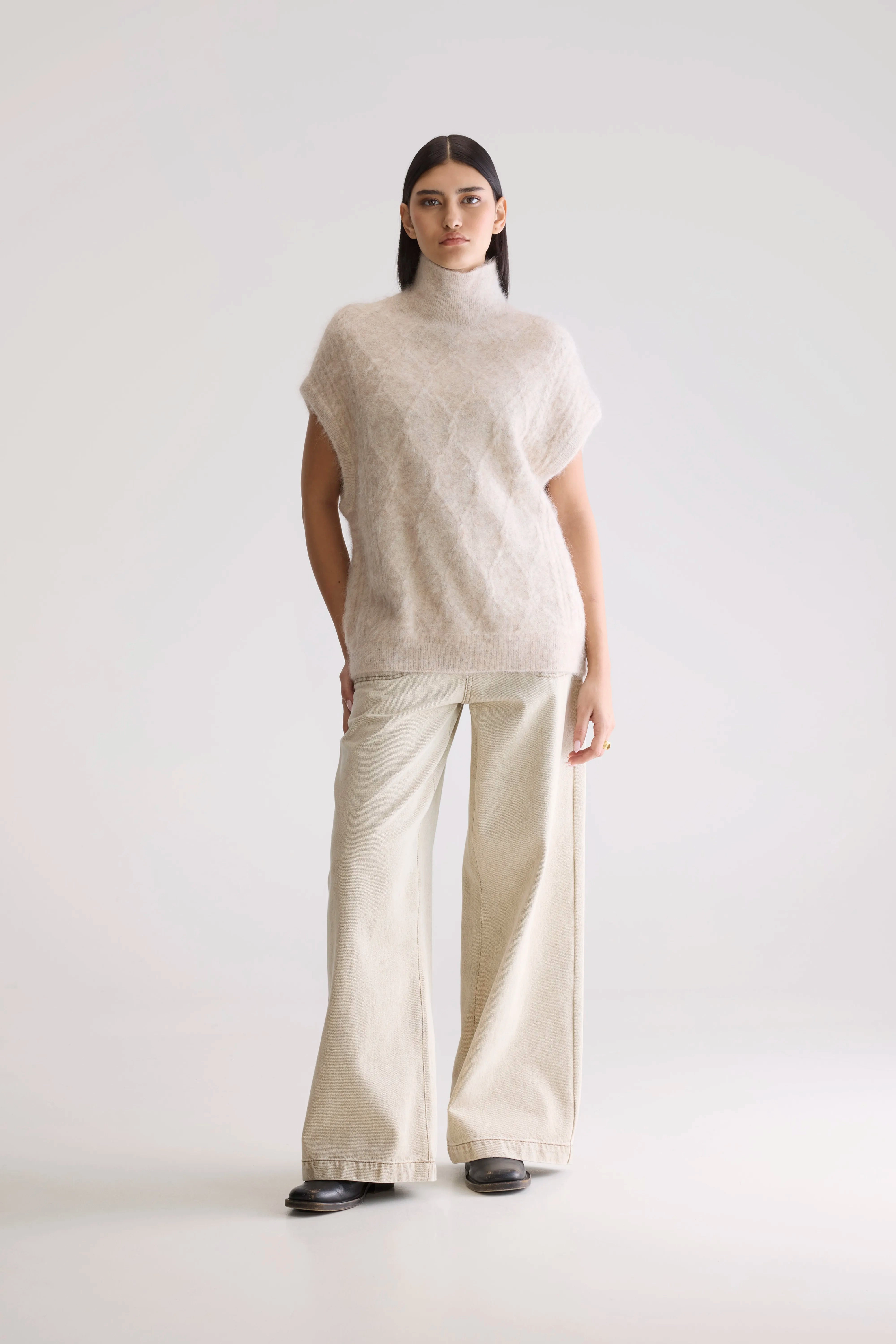 Darti Sweater Vest (252 / W / OYSTER) FadeResistant Yarn