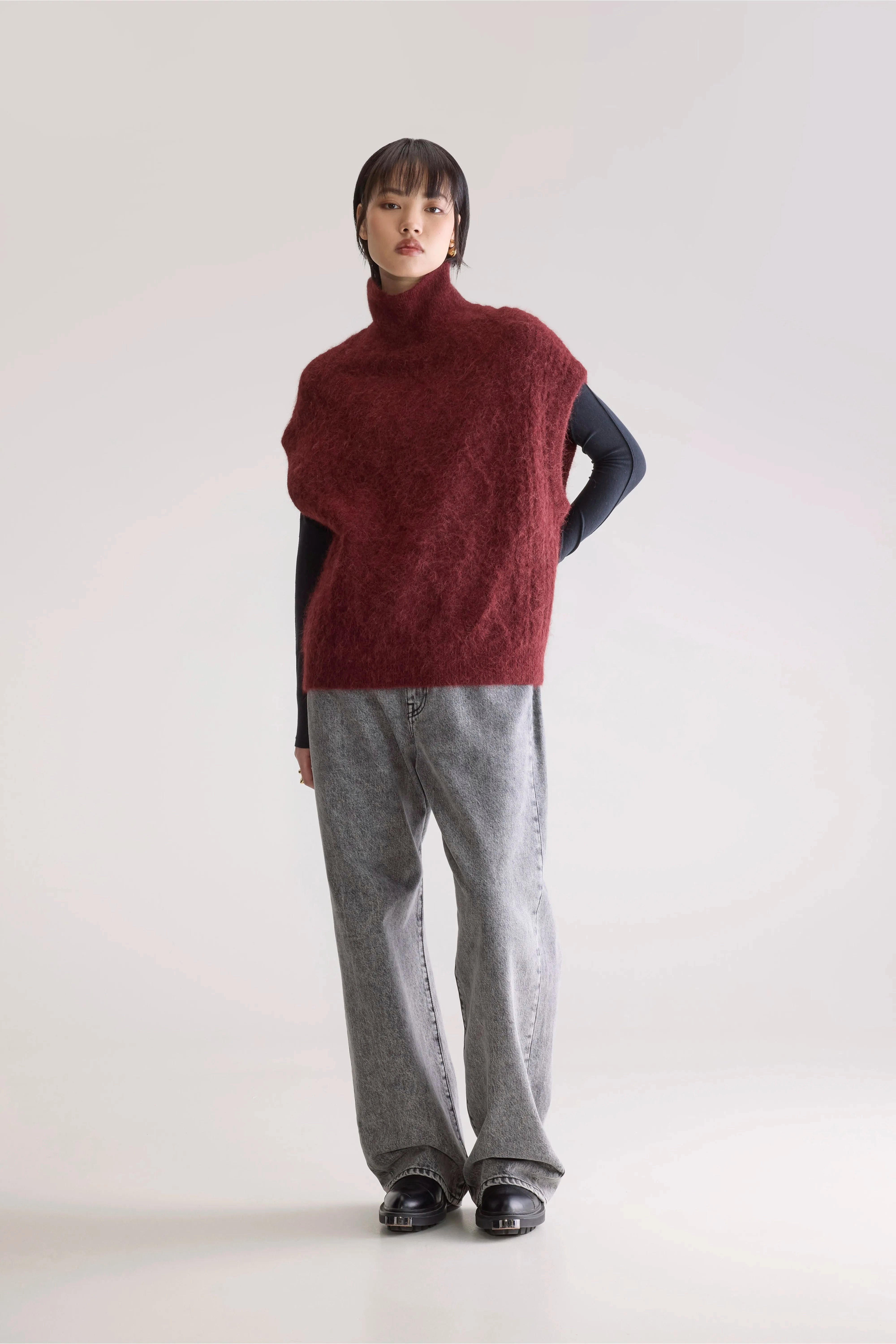 Darti Sweater Vest (252 / W / WINE) Dimensional Stability Colorfast Clothing