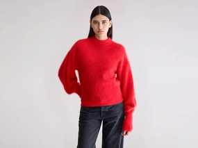 Dateka Fluffy Sweater (252 / W / SANGUINE) Travel Essential