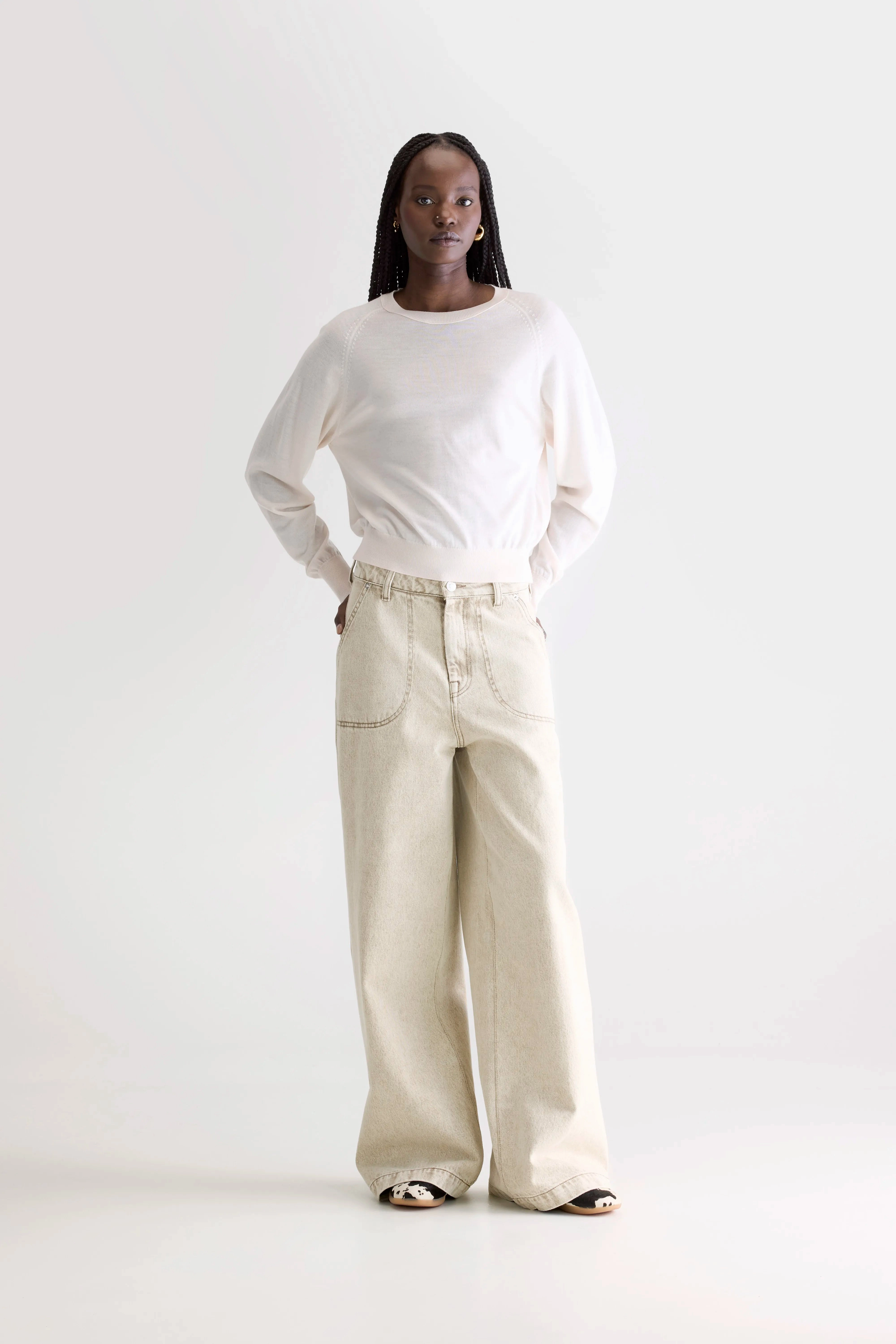 Non Restrictive Silhouette Eco Certified Fibers Delen classic crewneck sweater (252 / W / IVORY)