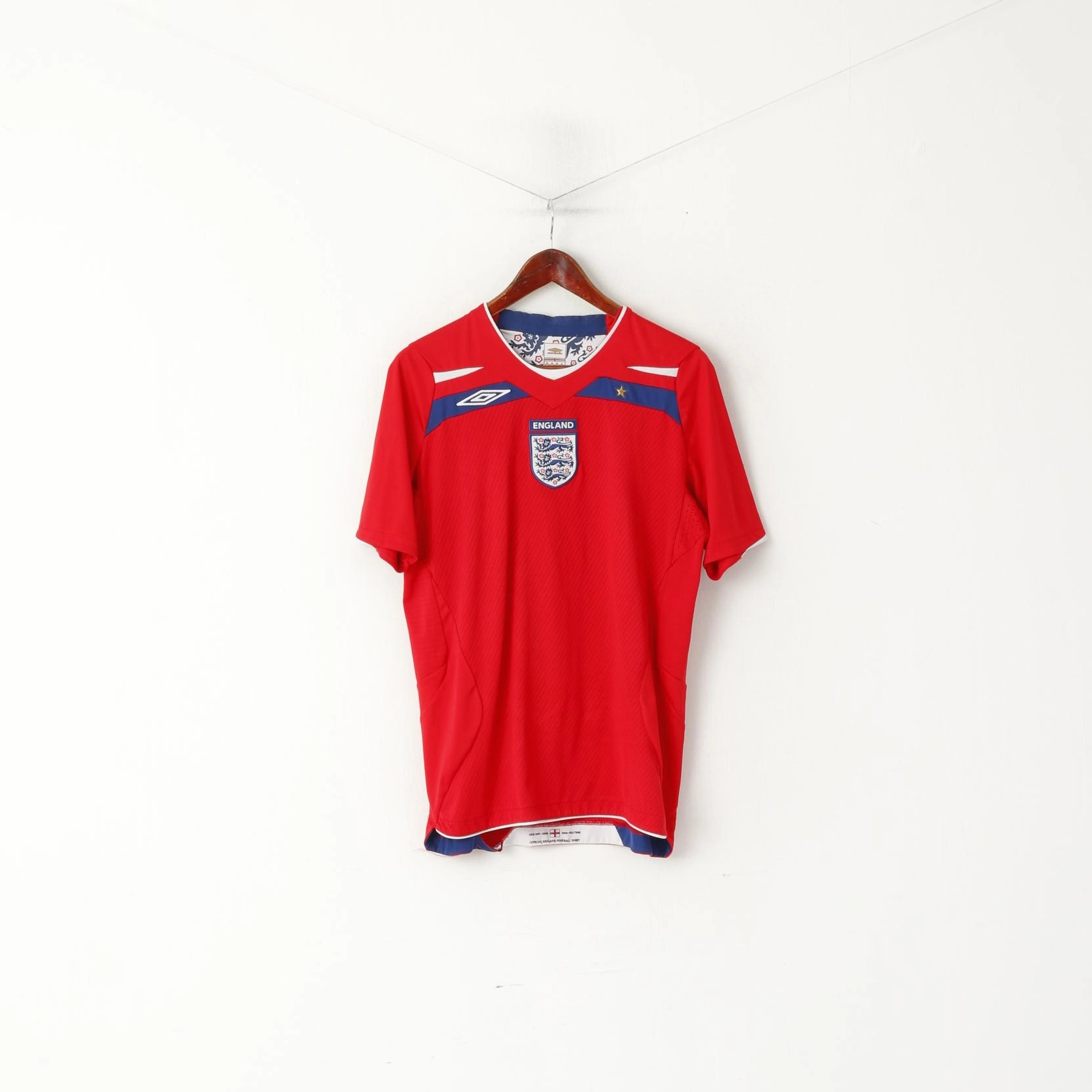 Umbro National England Team Men M Shirt Red Football Kick Off 2008 Jersey Top loose but not baggy Sleek Performance