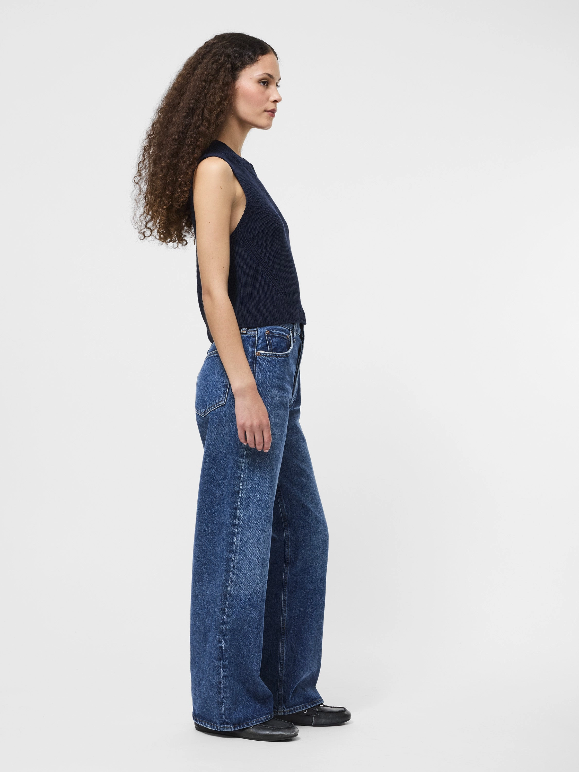 Crisp Texture Flexible Layer Mozart Crewneck Sleeveless Vest