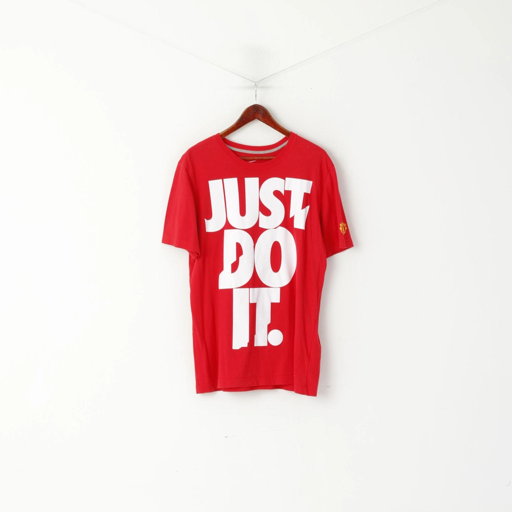 Universal Silhouette Nike Men L  T- Shirt Red Cotton Just Do It Manchester United Graphic Top