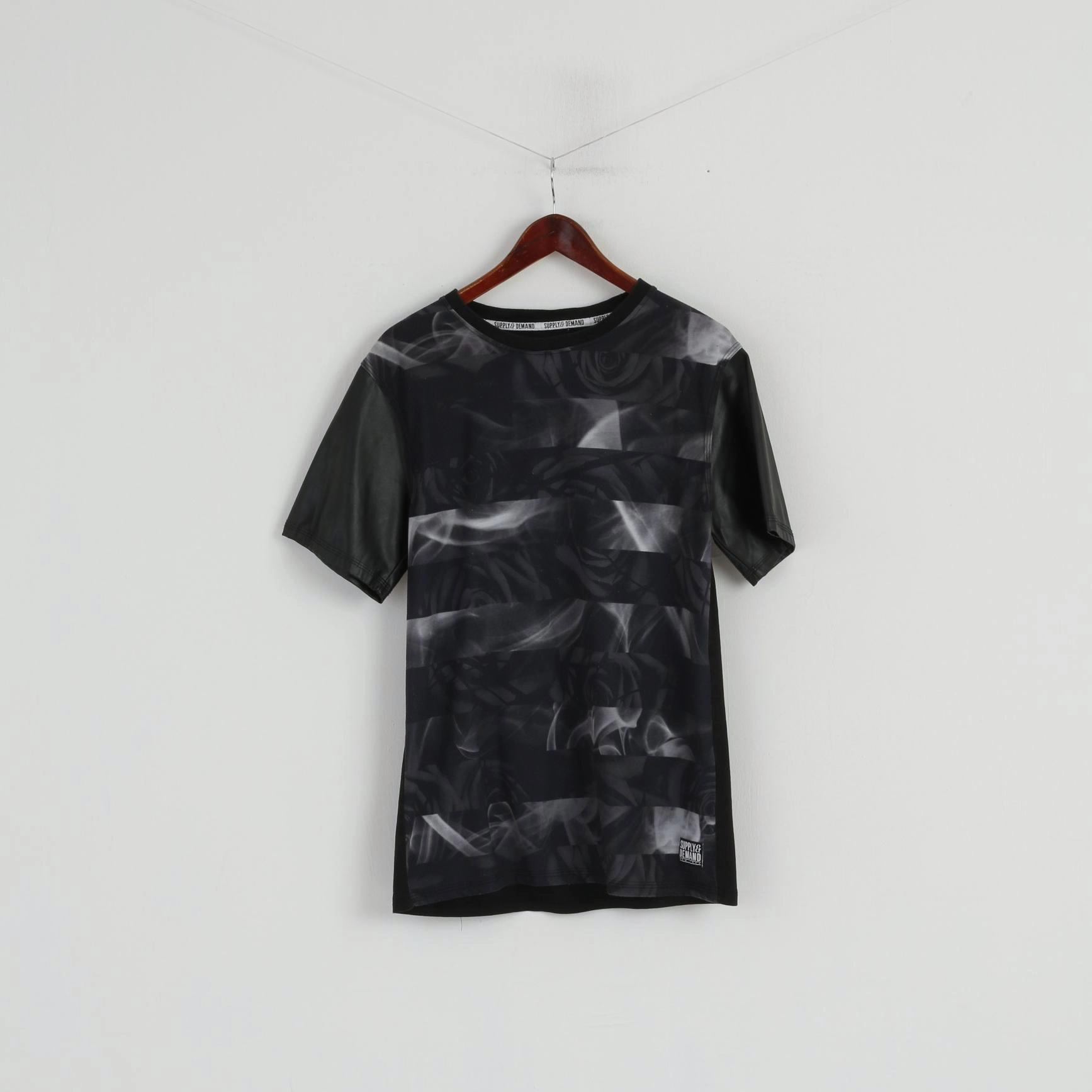 Non Irritating Seams Low Impact Manufacturing Supply & Demand Men L (M) Shirt Black Roses New York PVC Short Sleeve Top