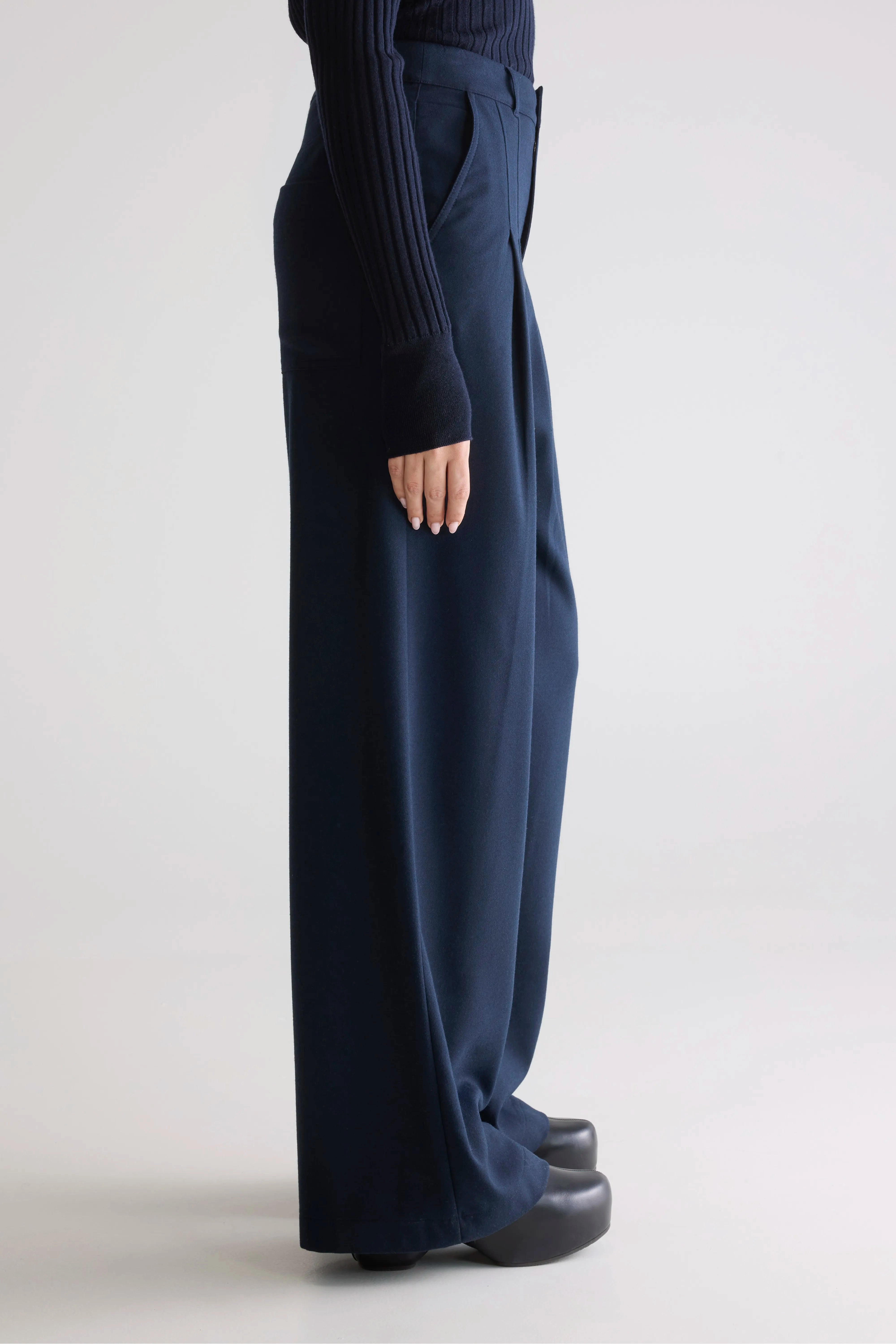 Sixtine tailored trousers (252 / W / NAVY) Sustainable Material Blend Light Design