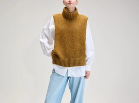 Upcycled Sleeveless Sweater (UPC / W / BREEN) Warm Layers Smooth zipper closure