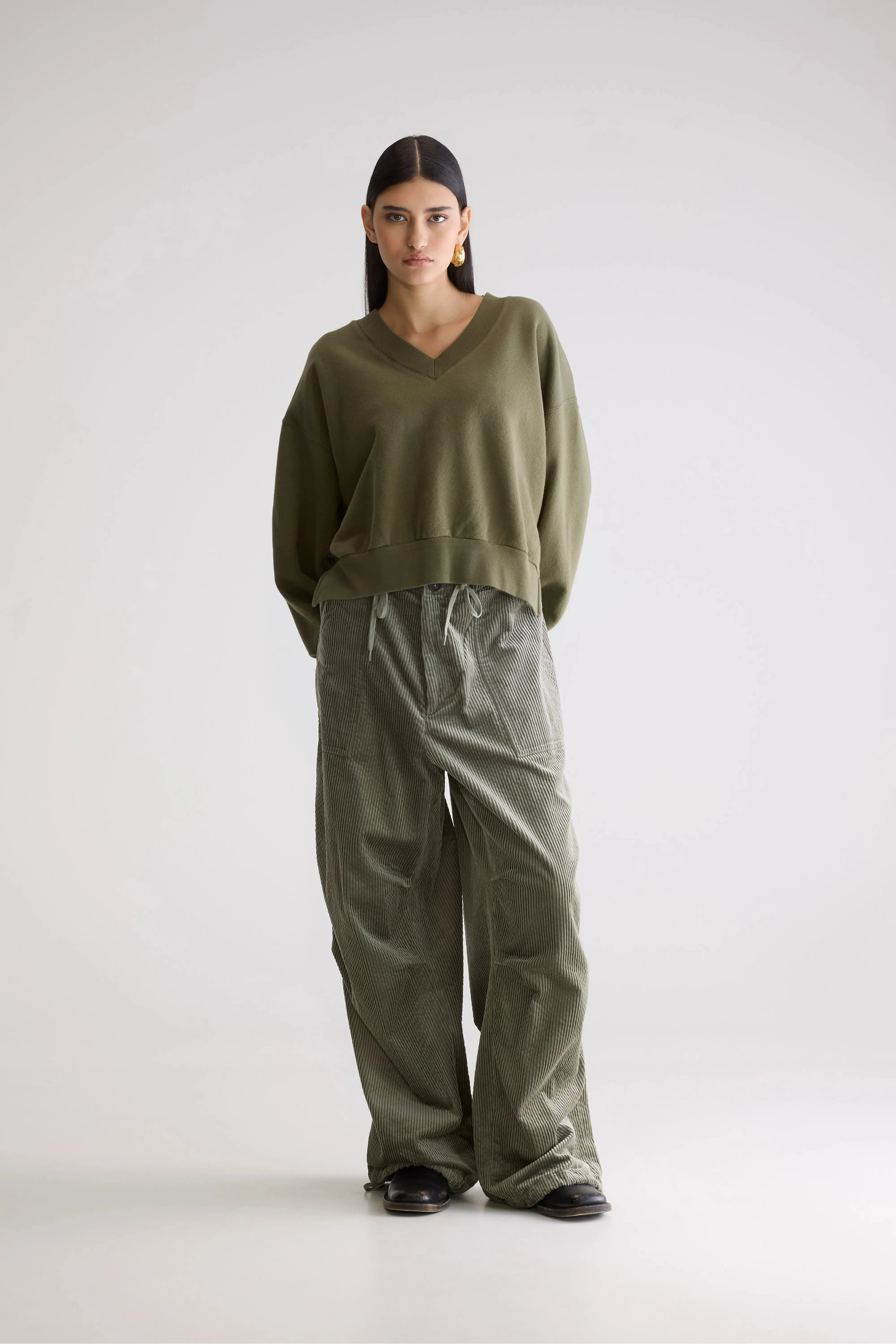 Street Times Varola v-neck sweatshirt (252 / W / OLIVE)