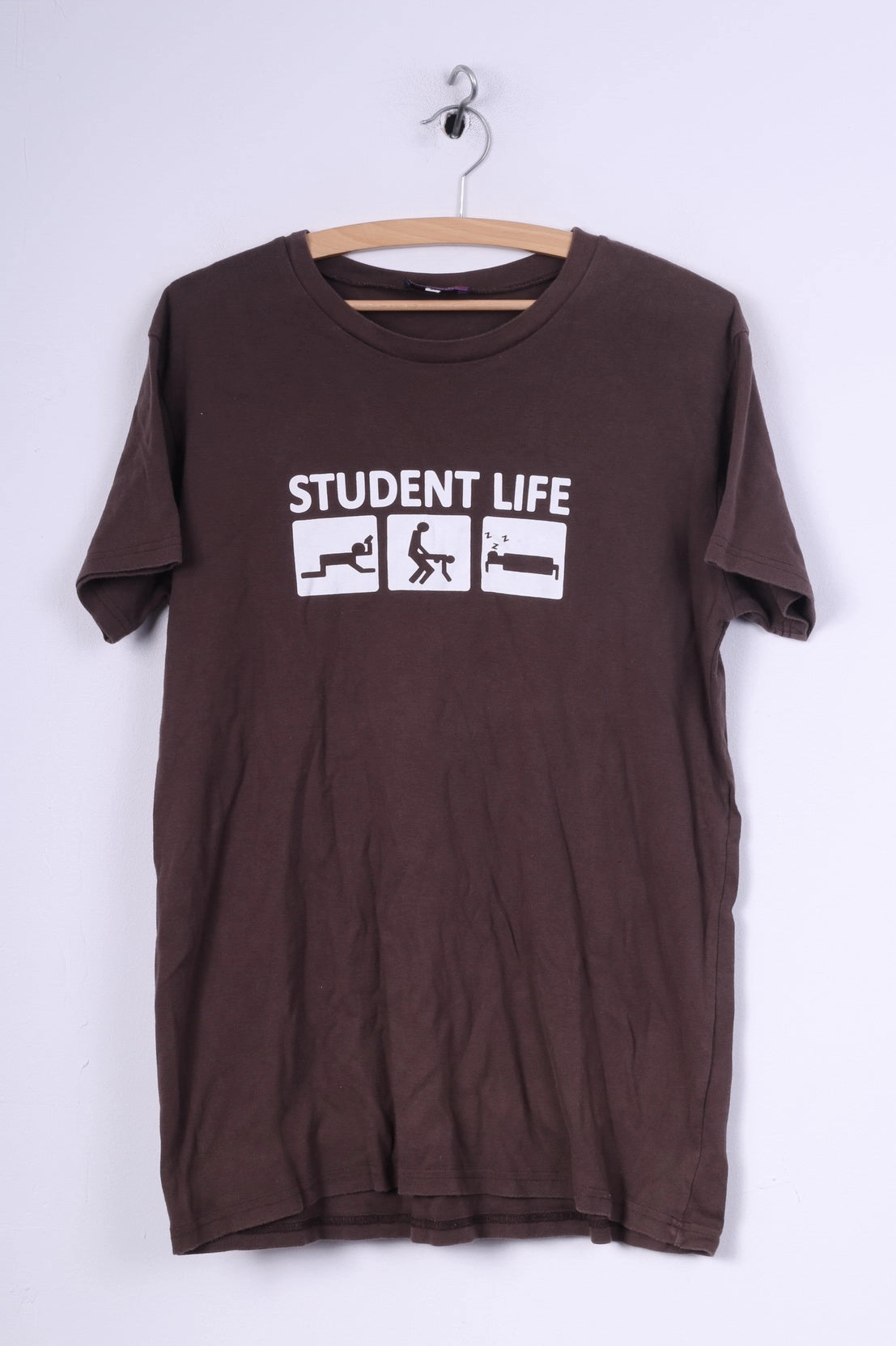 London Calling Mens M T-Shirt Graphic Student Life Brown Top Funny Fashion-Forward Look